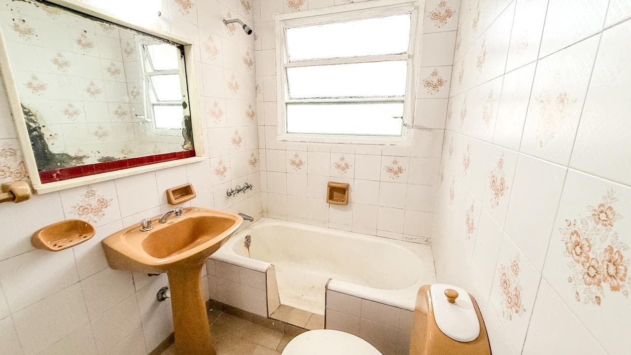 Apartment for Sale in Almagro: 3-room apartment with a maid's quarters, balcony, and storage room