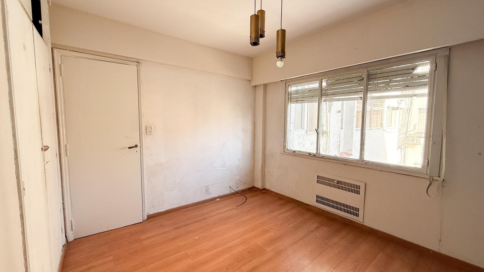 Apartment for Sale in Almagro: 3-room apartment with a maid's quarters, balcony, and storage room