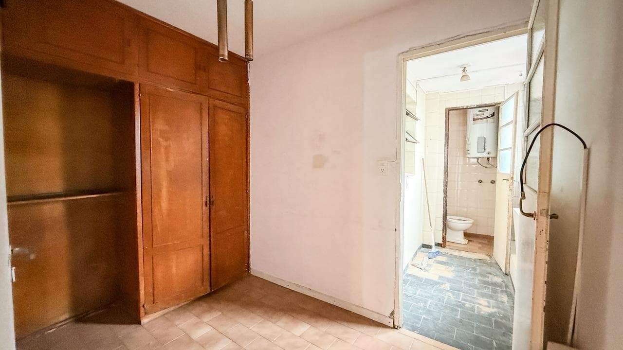 Apartment for Sale in Almagro: 3-room apartment with a maid's quarters, balcony, and storage room