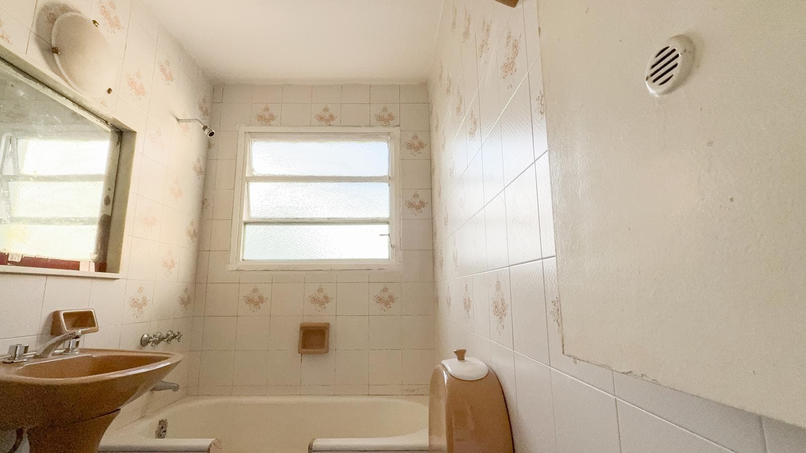 Apartment for Sale in Almagro: 3-room apartment with a maid's quarters, balcony, and storage room