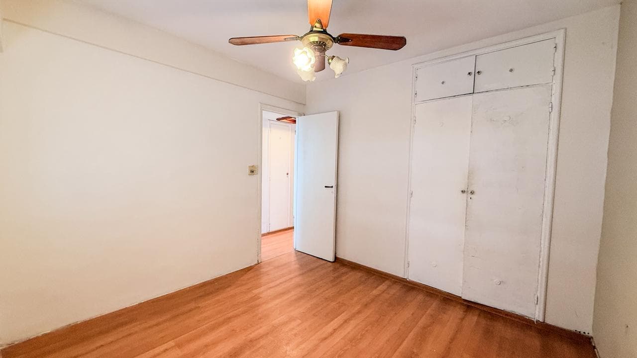 Apartment for Sale in Almagro: 3-room apartment with a maid's quarters, balcony, and storage room