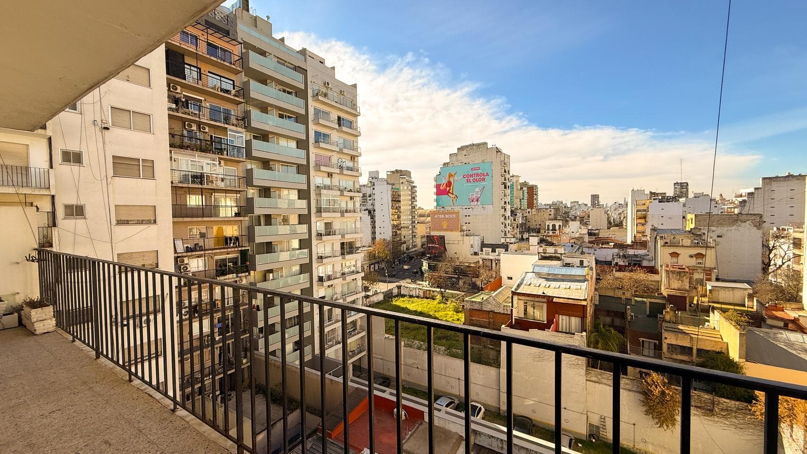 Apartment for Sale in Almagro: 3-room apartment with a maid's quarters, balcony, and storage room