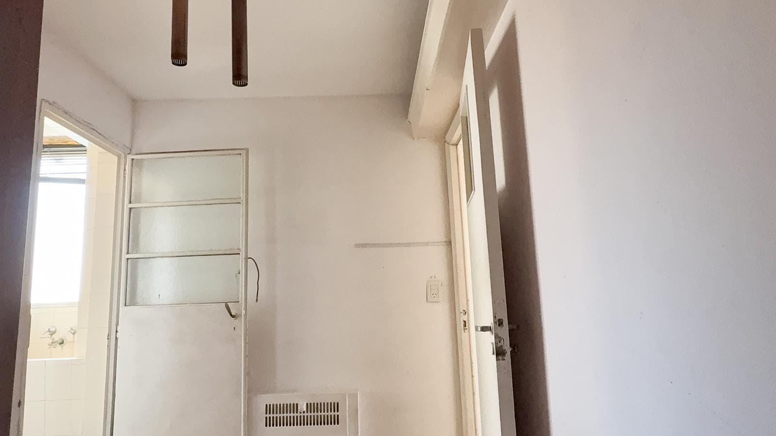 Apartment for Sale in Almagro: 3-room apartment with a maid's quarters, balcony, and storage room