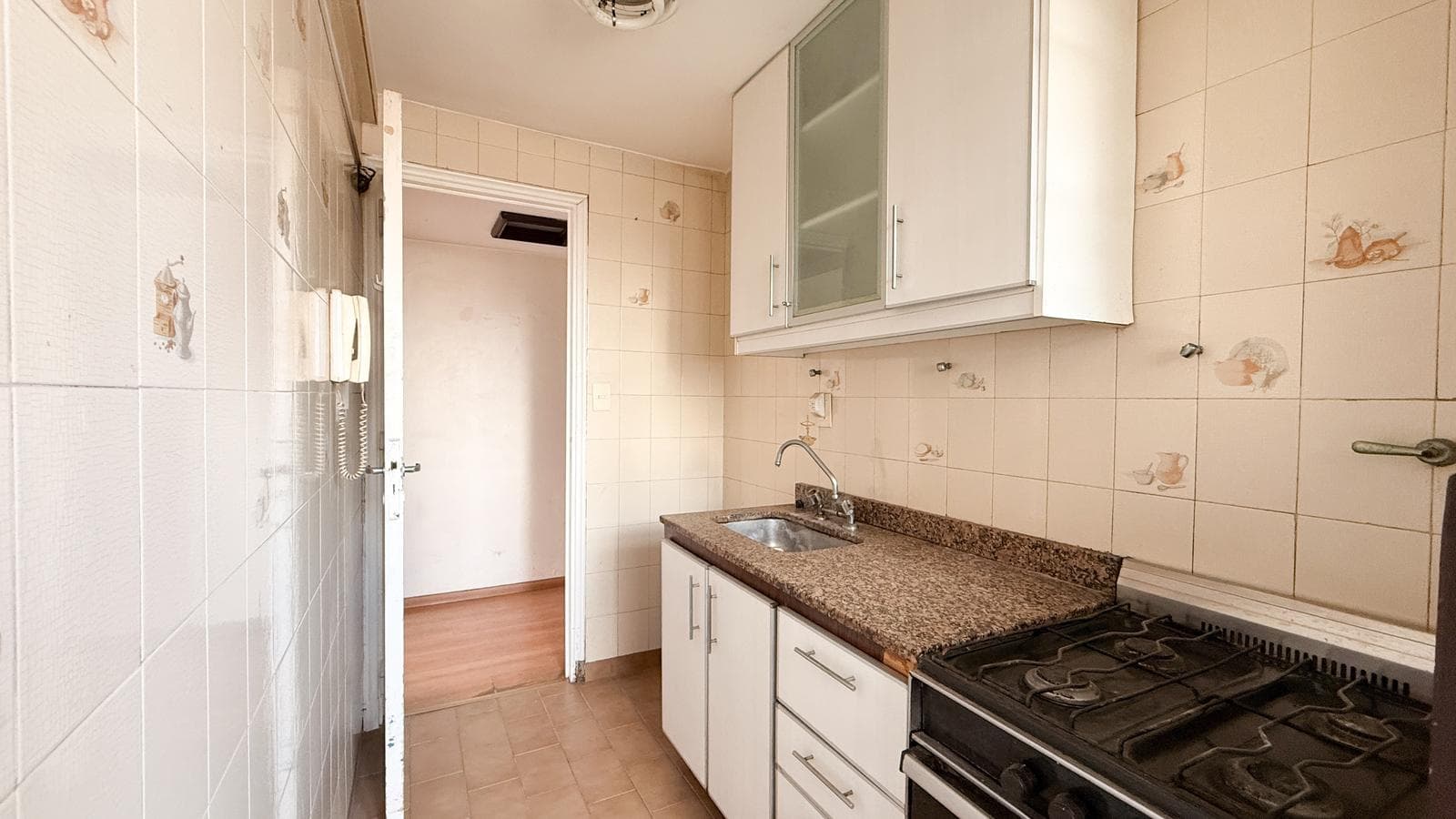Apartment for Sale in Almagro: 3-room apartment with a maid's quarters, balcony, and storage room
