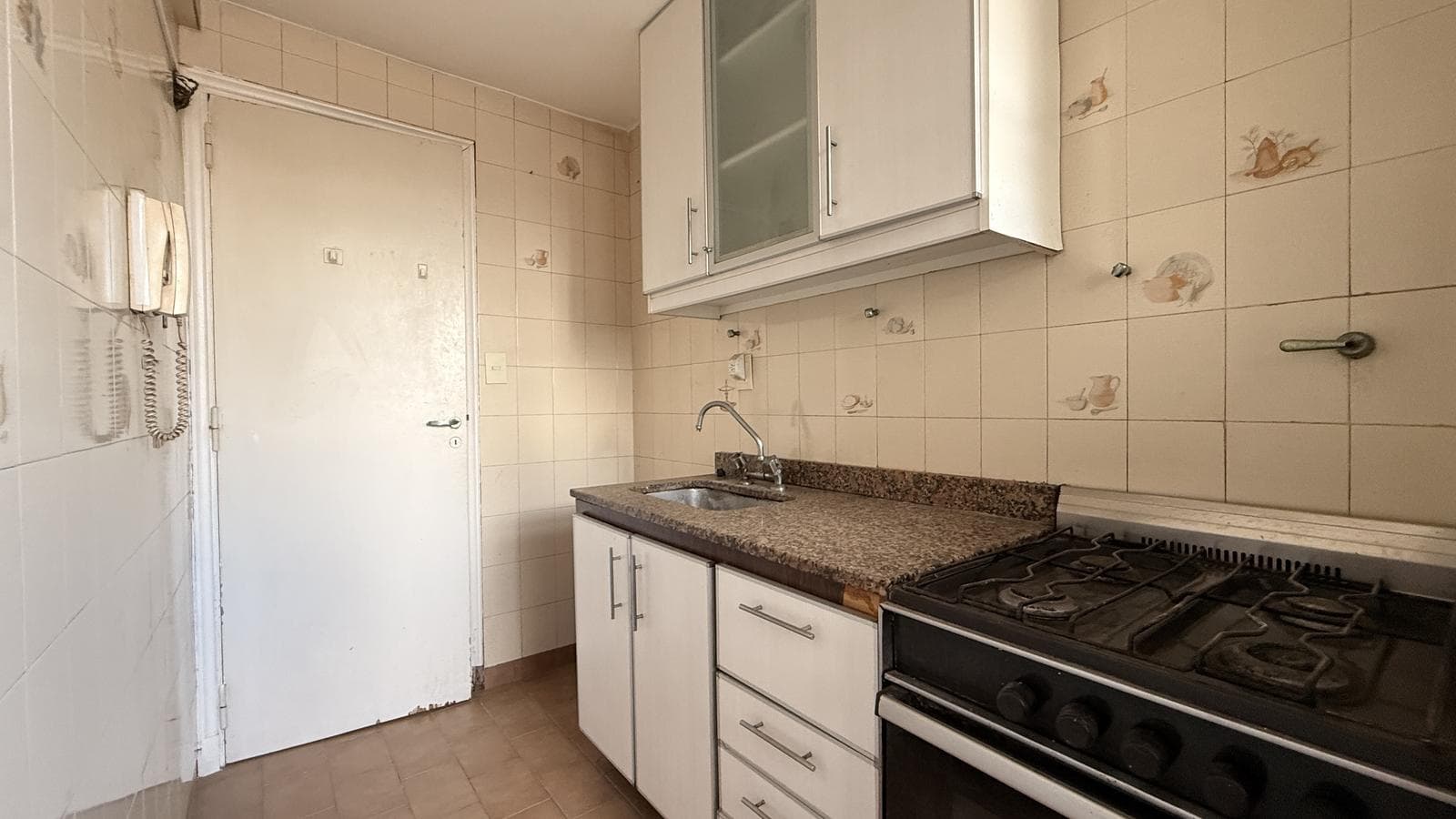 Apartment for Sale in Almagro: 3-room apartment with a maid's quarters, balcony, and storage room