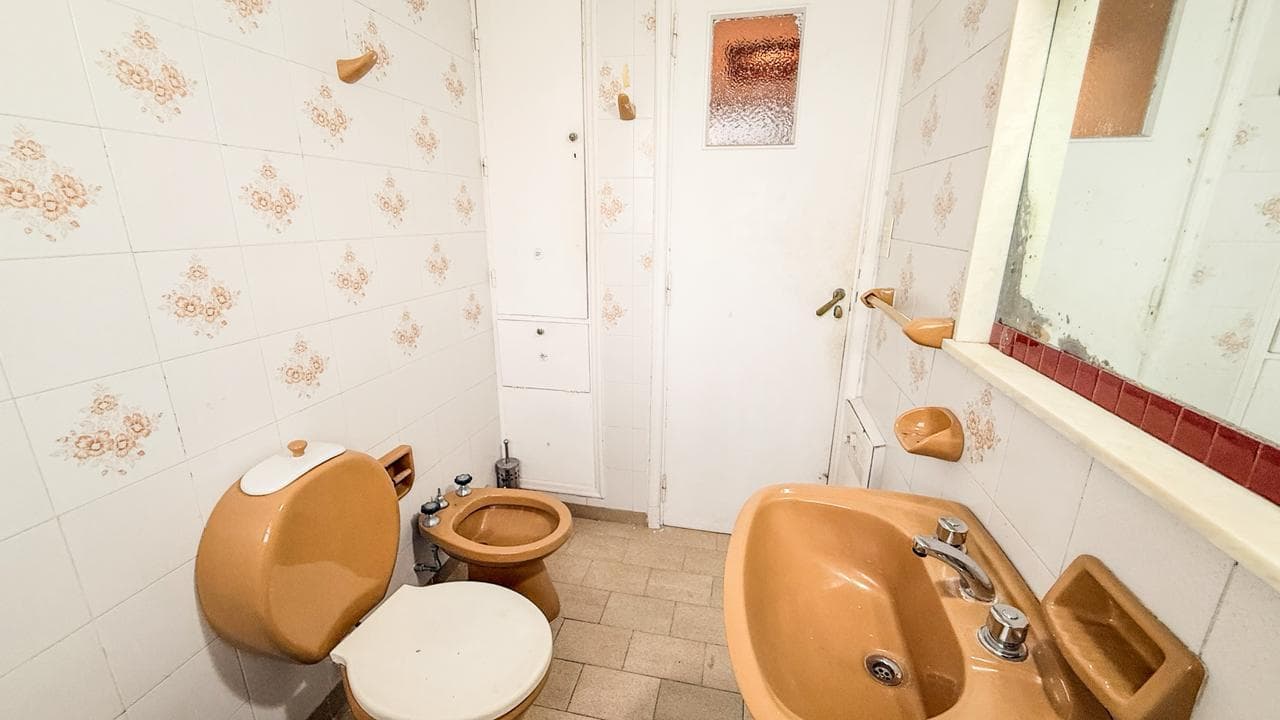 Apartment for Sale in Almagro: 3-room apartment with a maid's quarters, balcony, and storage room
