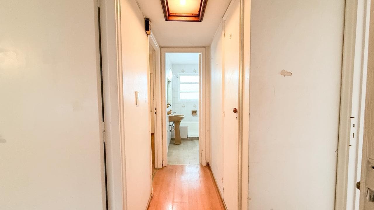 Apartment for Sale in Almagro: 3-room apartment with a maid's quarters, balcony, and storage room