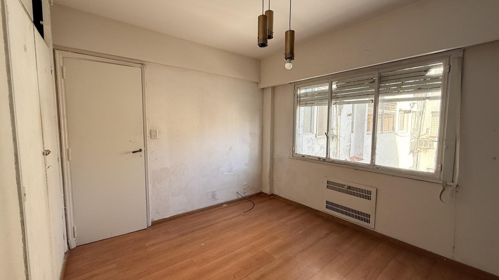 Apartment for Sale in Almagro: 3-room apartment with a maid's quarters, balcony, and storage room