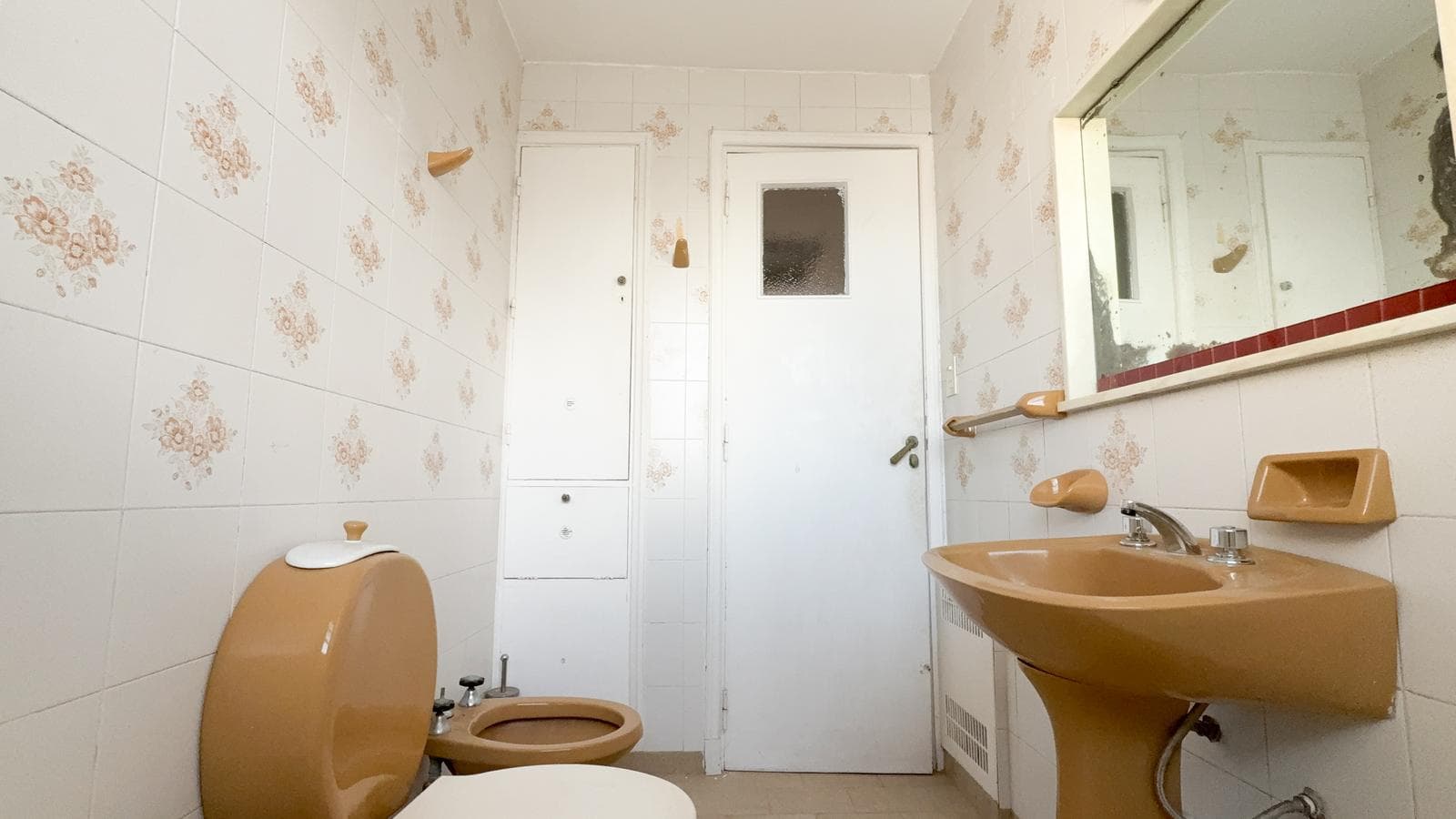 Apartment for Sale in Almagro: 3-room apartment with a maid's quarters, balcony, and storage room