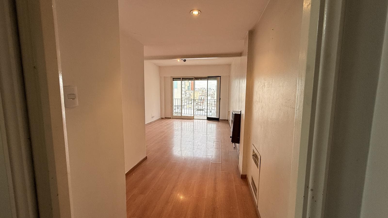 Apartment for Sale in Almagro: 3-room apartment with a maid's quarters, balcony, and storage room