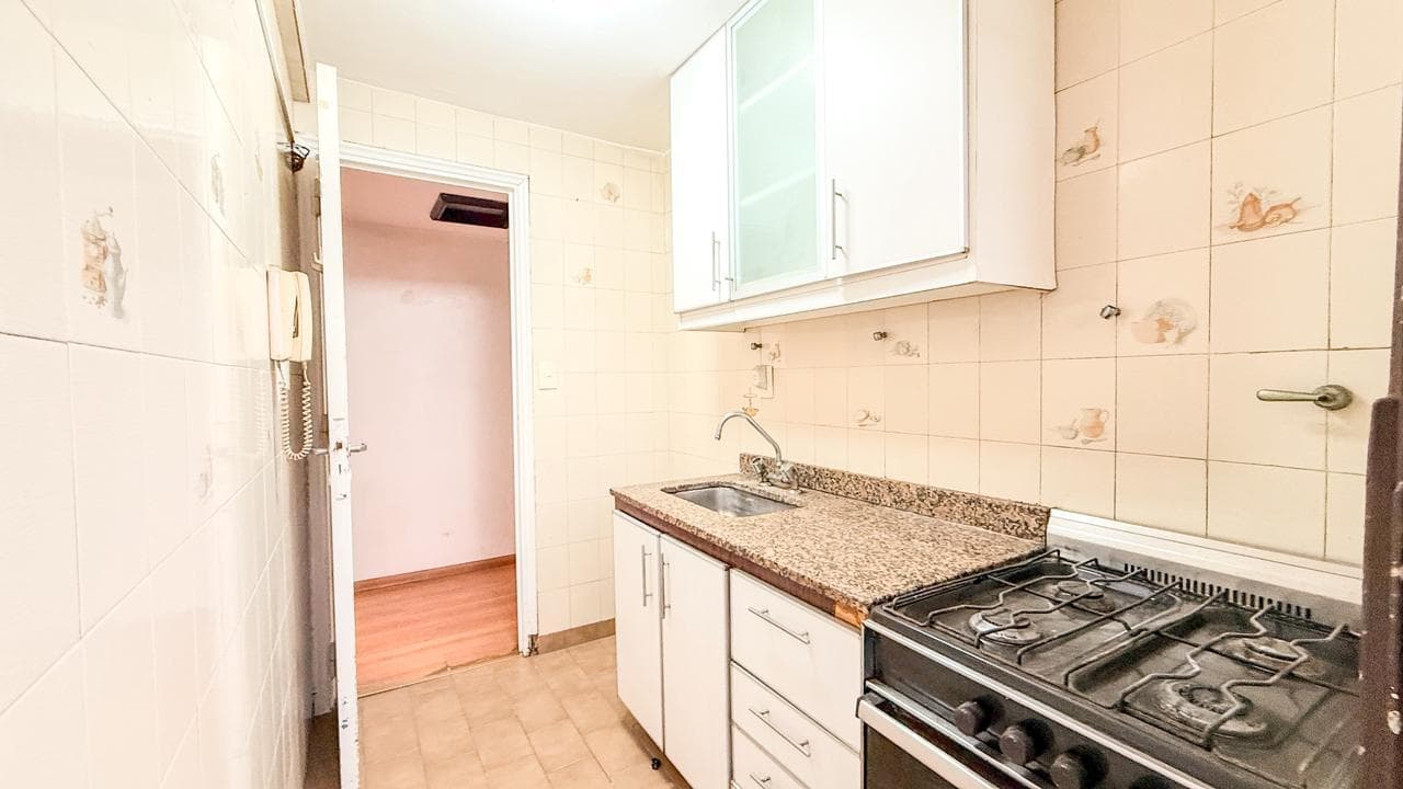 Apartment for Sale in Almagro: 3-room apartment with a maid's quarters, balcony, and storage room