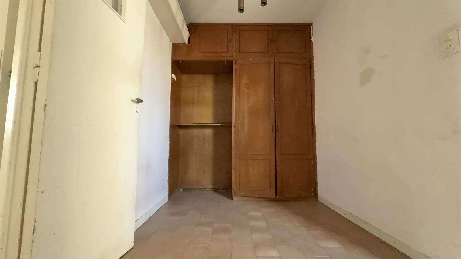 Apartment for Sale in Almagro: 3-room apartment with a maid's quarters, balcony, and storage room