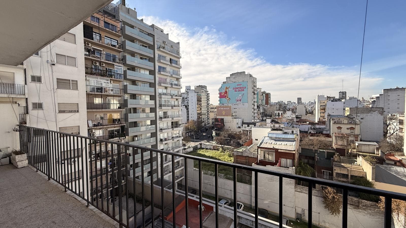 Apartment for Sale in Almagro: 3-room apartment with a maid's quarters, balcony, and storage room