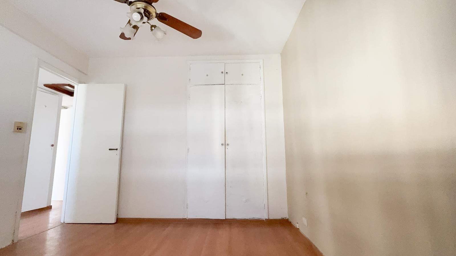 Apartment for Sale in Almagro: 3-room apartment with a maid's quarters, balcony, and storage room