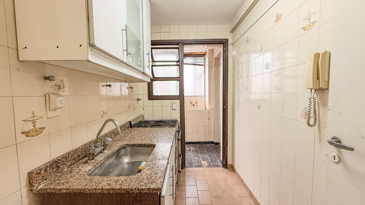 Apartment for Sale in Almagro: 3-room apartment with a maid's quarters, balcony, and storage room