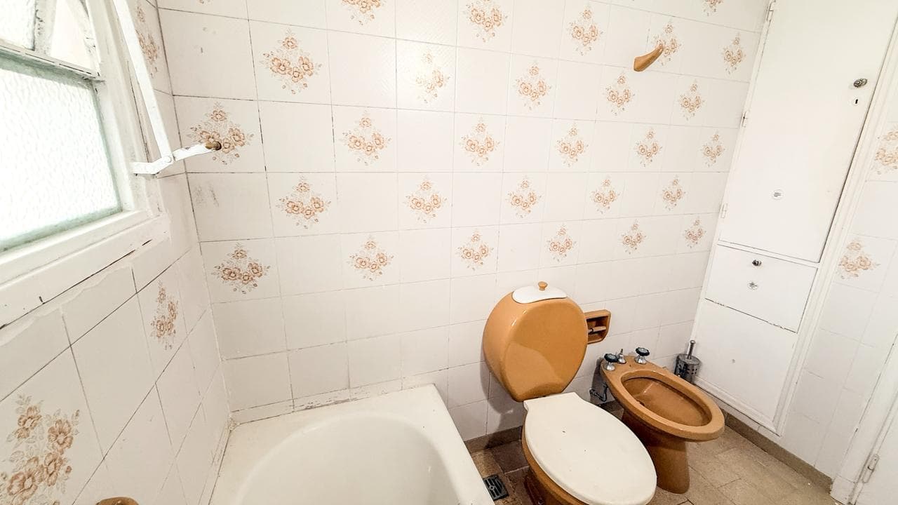 Apartment for Sale in Almagro: 3-room apartment with a maid's quarters, balcony, and storage room