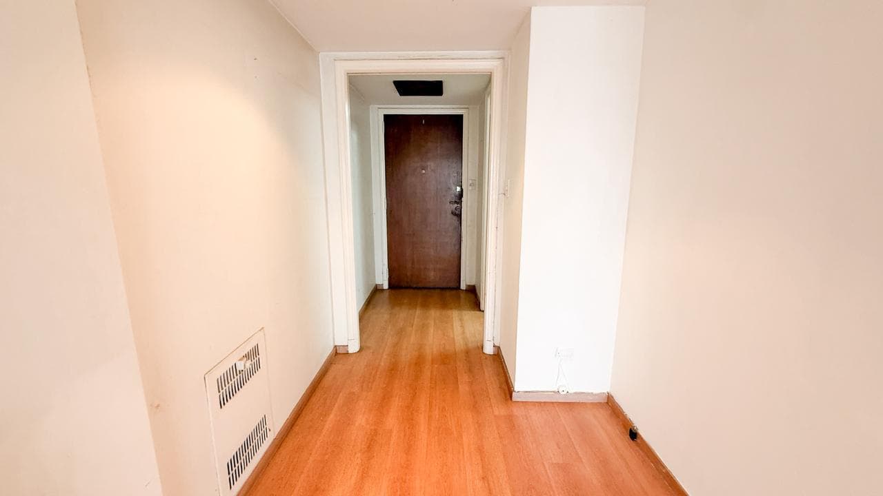 Apartment for Sale in Almagro: 3-room apartment with a maid's quarters, balcony, and storage room