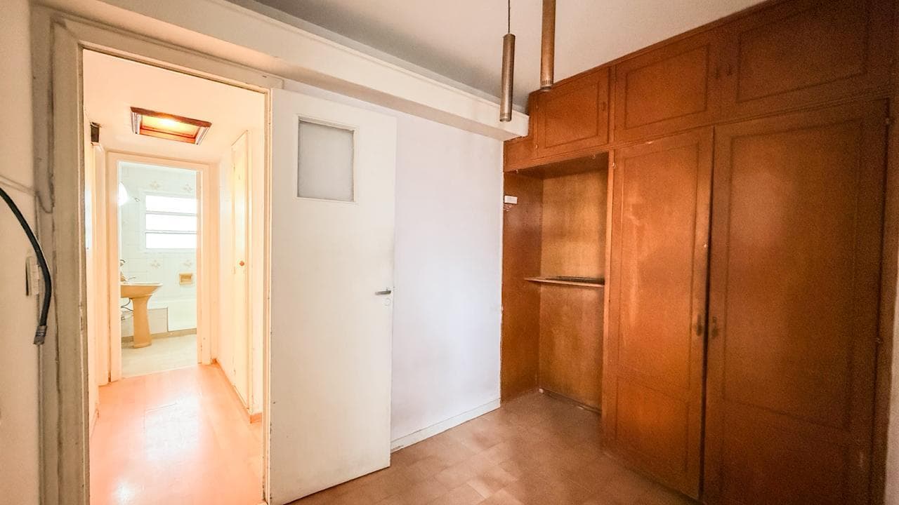 Apartment for Sale in Almagro: 3-room apartment with a maid's quarters, balcony, and storage room