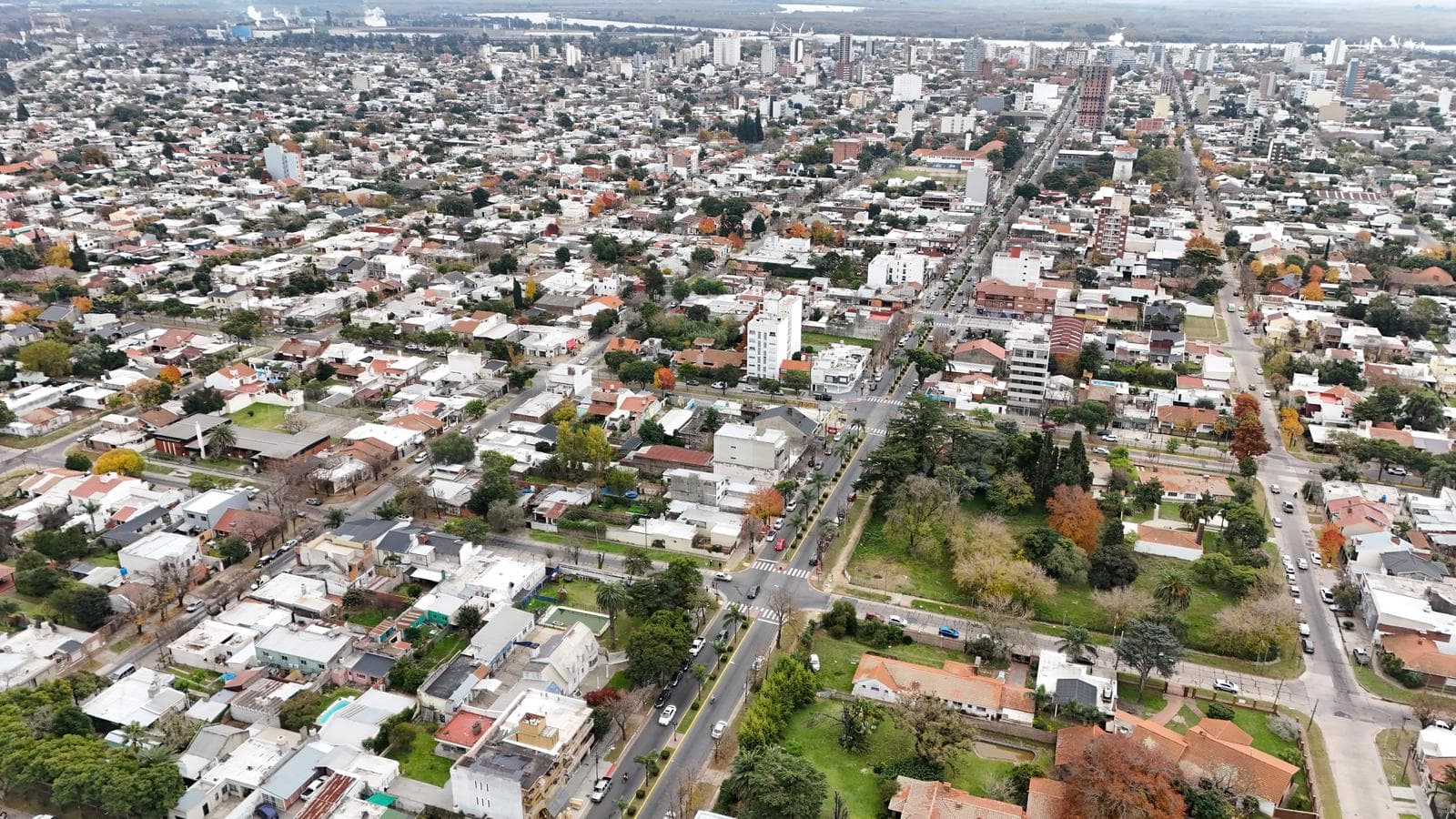 Large property for sale, 1,710 m². Pool, large yard. Ideal investment. Varela Ave., Downtown Campana