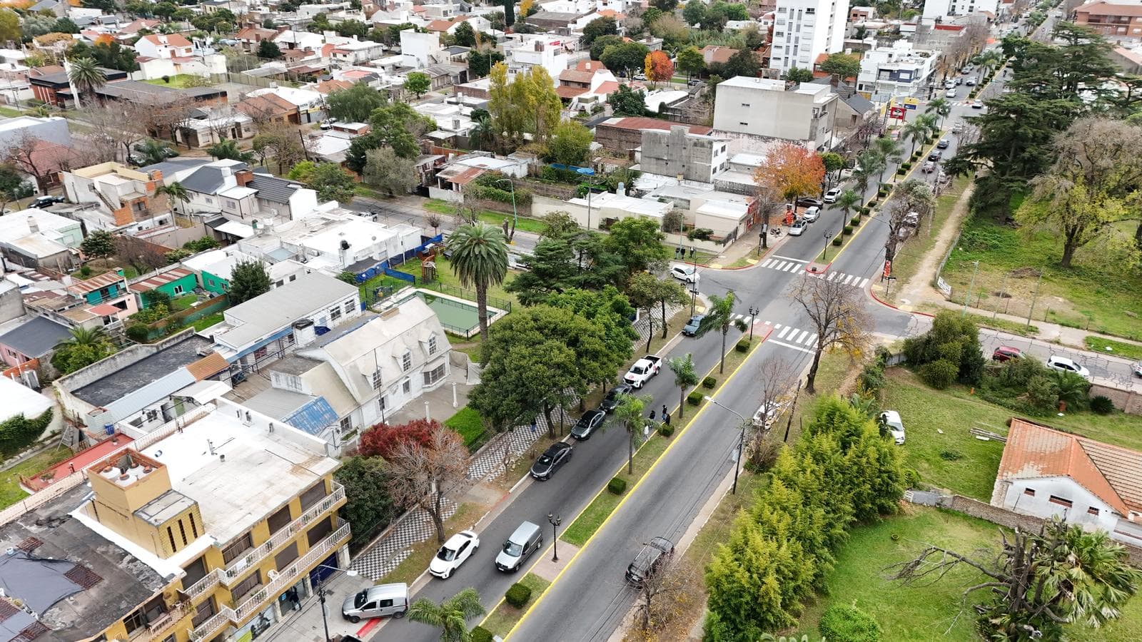 Large property for sale, 1,710 m². Pool, large yard. Ideal investment. Varela Ave., Downtown Campana