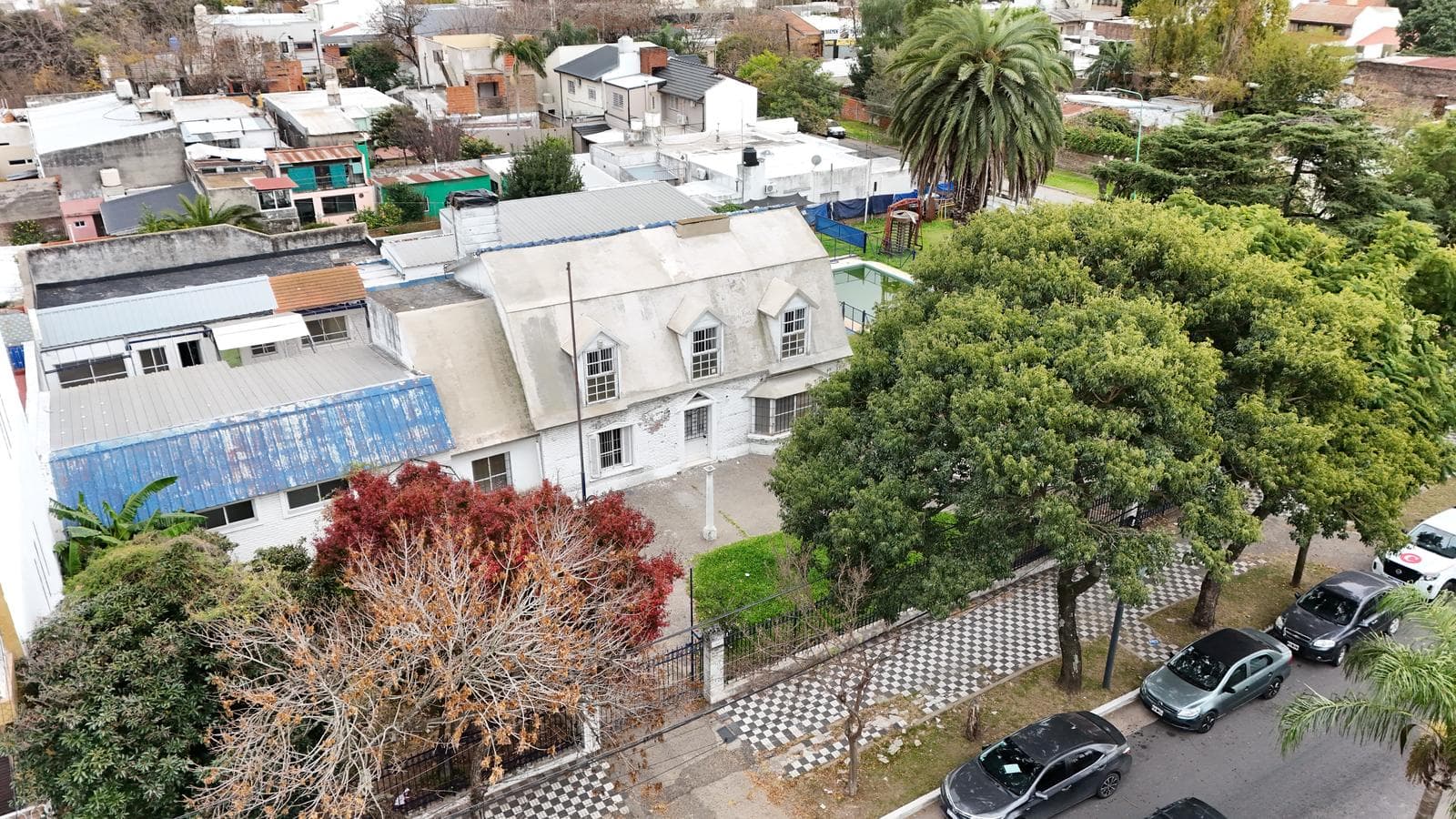 Large property for sale, 1,710 m². Pool, large yard. Ideal investment. Varela Ave., Downtown Campana
