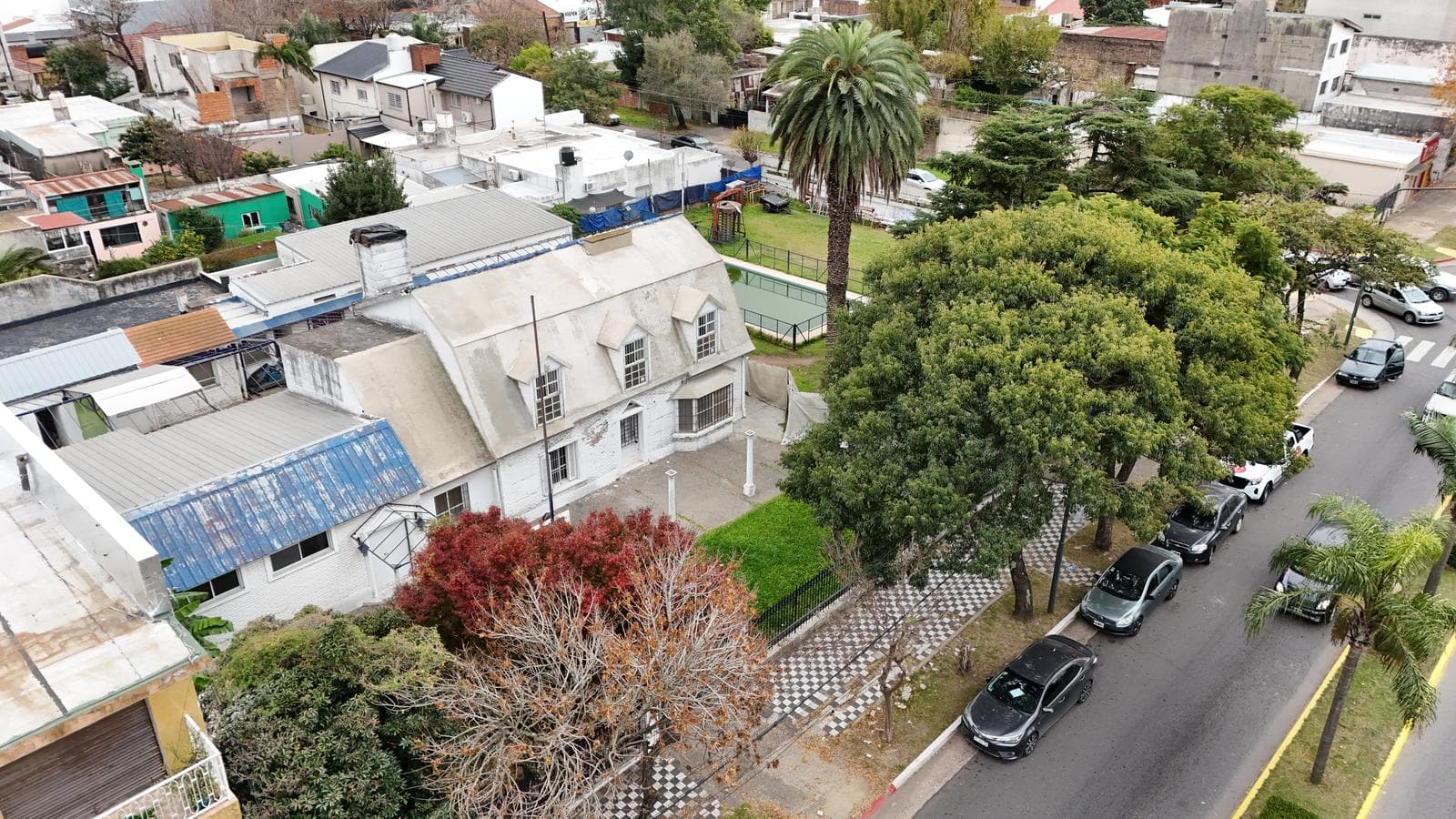 Large property for sale, 1,710 m². Pool, large yard. Ideal investment. Varela Ave., Downtown Campana