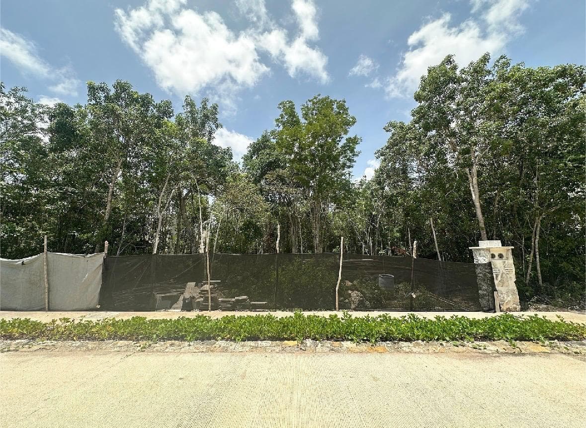 Land for sale in the Losantos Residential Community, Cancún—amenities, clubhouse, high appreciation potential.
