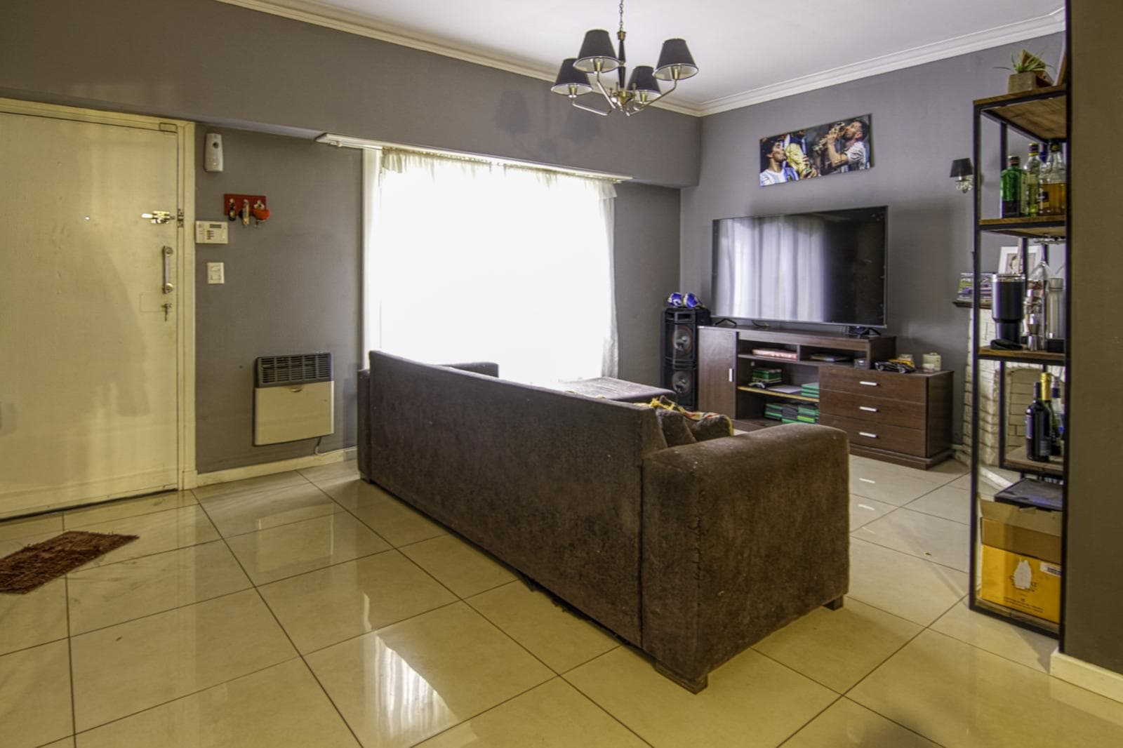 4-bedroom house with a barbecue area and driveway