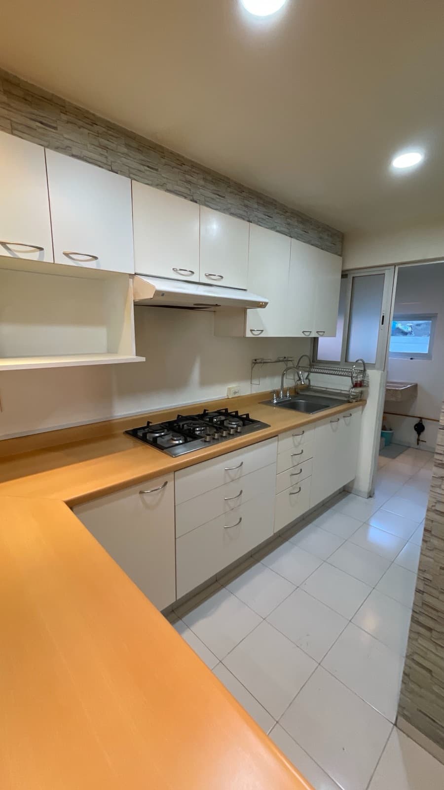Apartment for sale in Cuauhtemoc: 3 bedrooms, 2 bathrooms, 2 parking spaces, security, ground floor