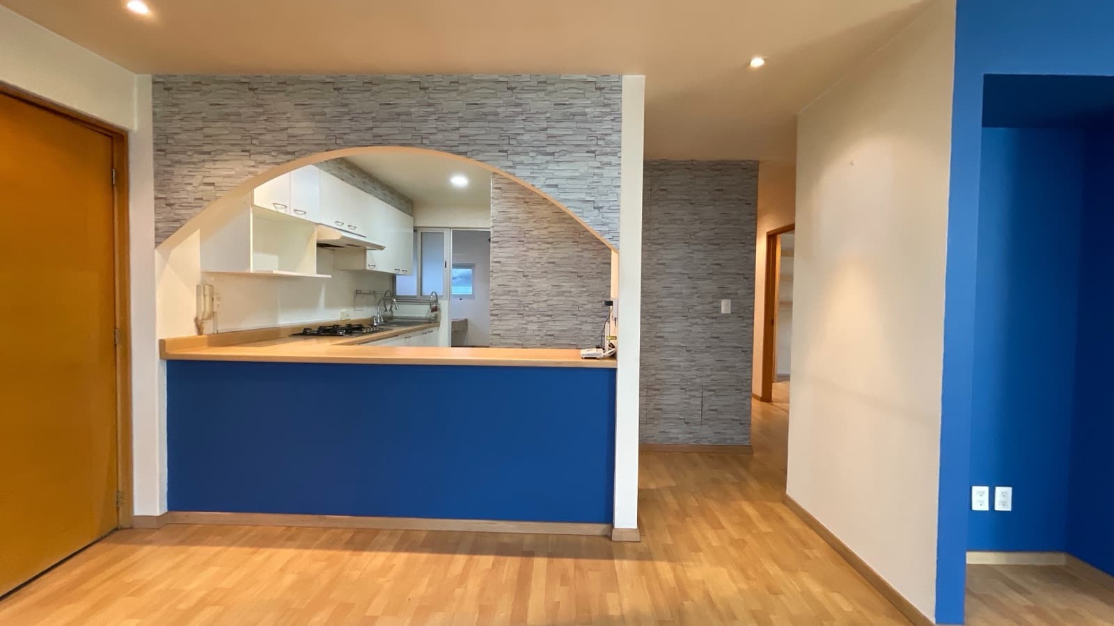 Apartment for sale in Cuauhtemoc: 3 bedrooms, 2 bathrooms, 2 parking spaces, security, ground floor
