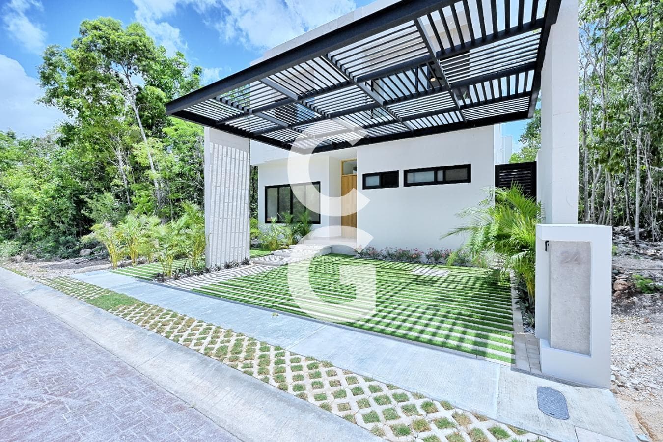 House for Sale and Rent in Cancun in the Vía Cumbres Residential Complex with a Pool