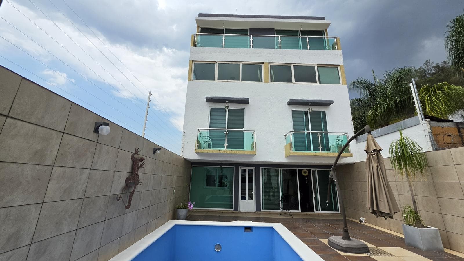 Casa en venta Col Periodistas con alberca y cochera 10 autos de calle a calle