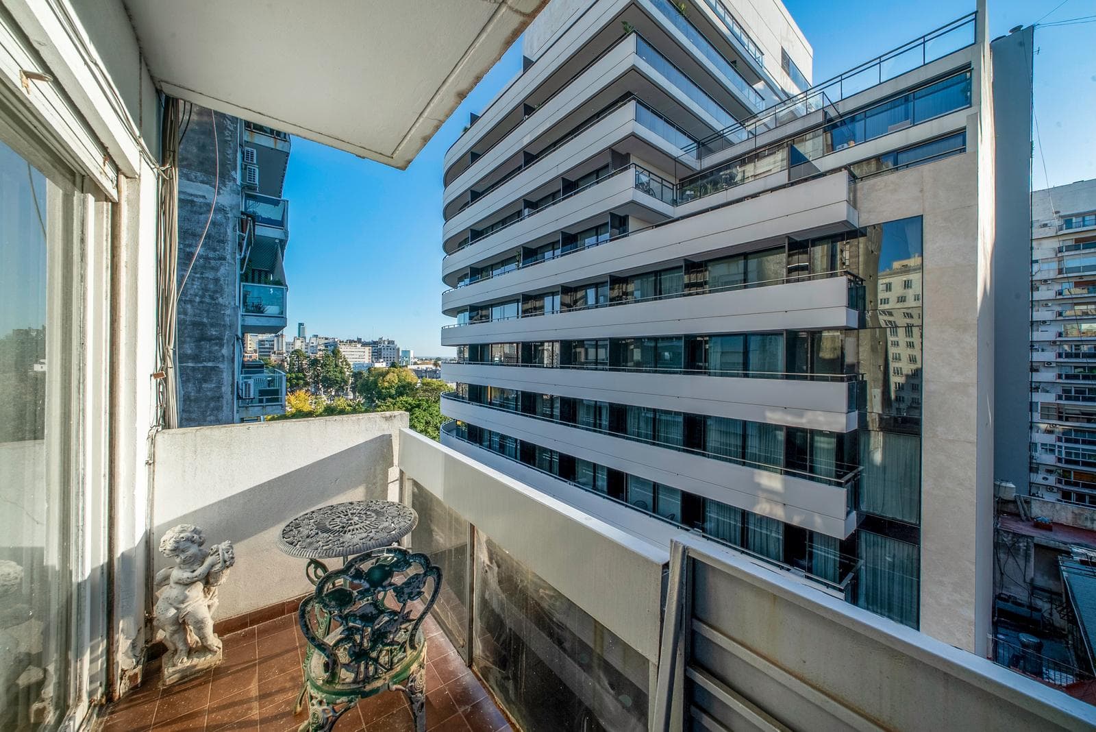 Furnished studio apartment with a balcony available for short-term rent in Recoleta