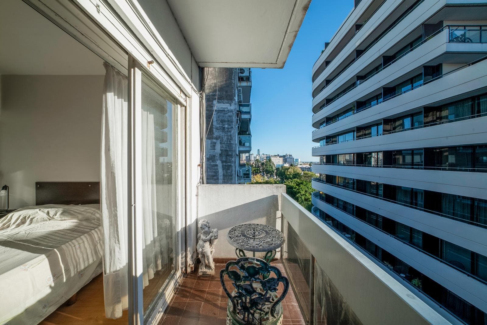 Furnished studio apartment with a balcony available for short-term rent in Recoleta