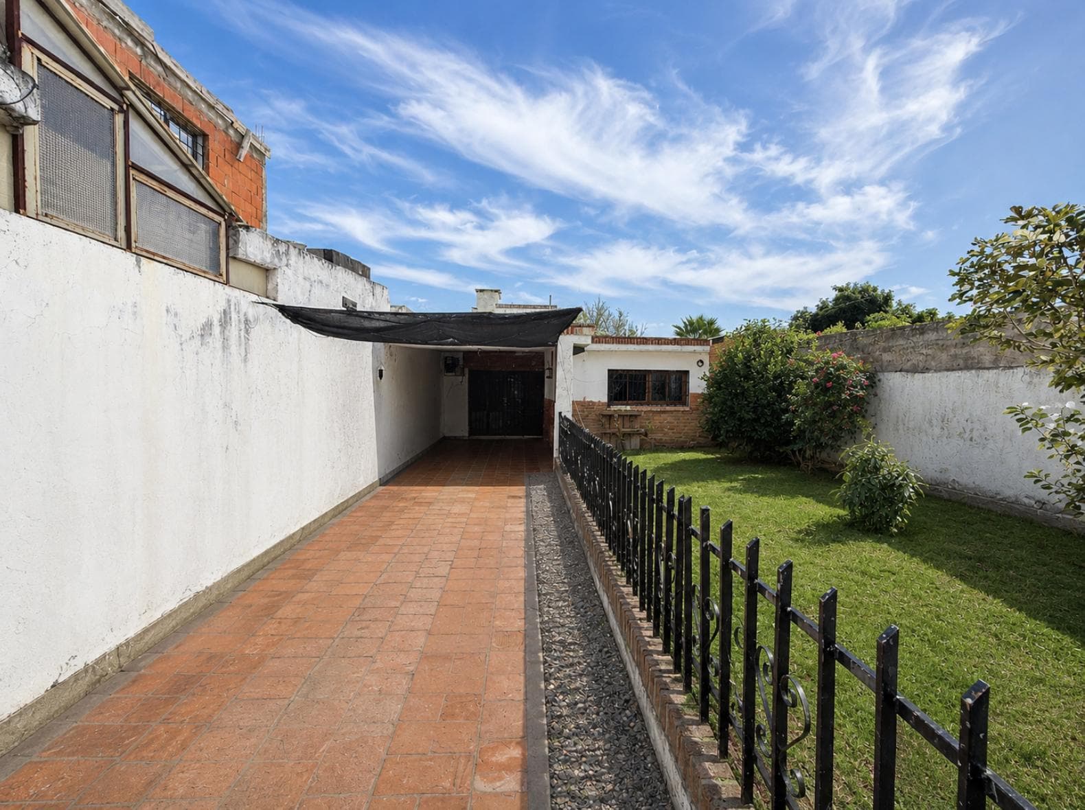 Spacious 3-bedroom house with a patio