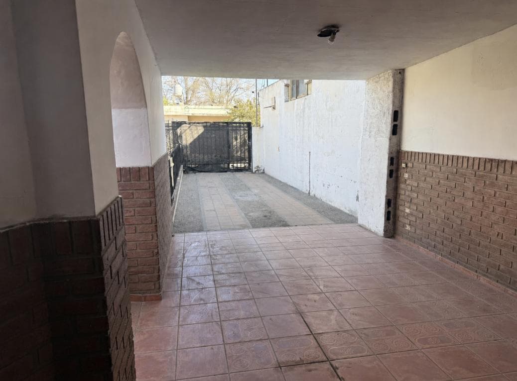 Spacious 3-bedroom house with a patio