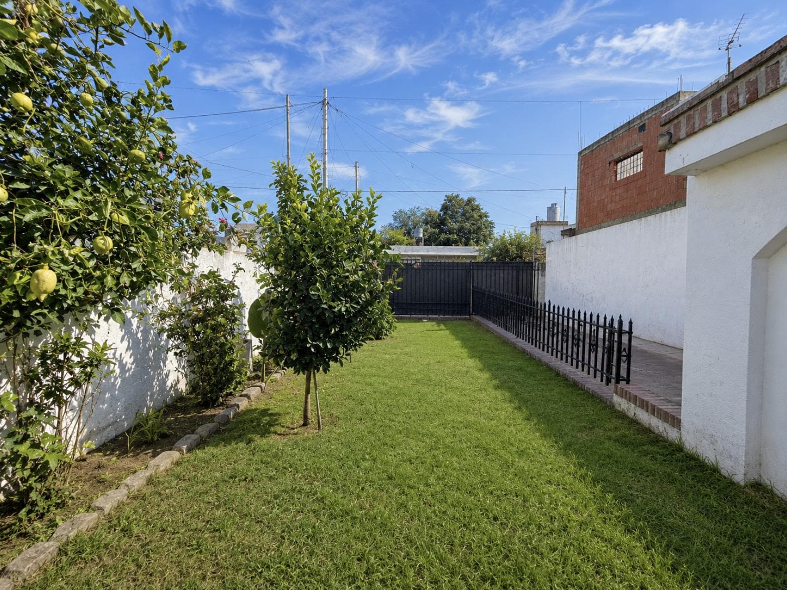 Spacious 3-bedroom house with a patio
