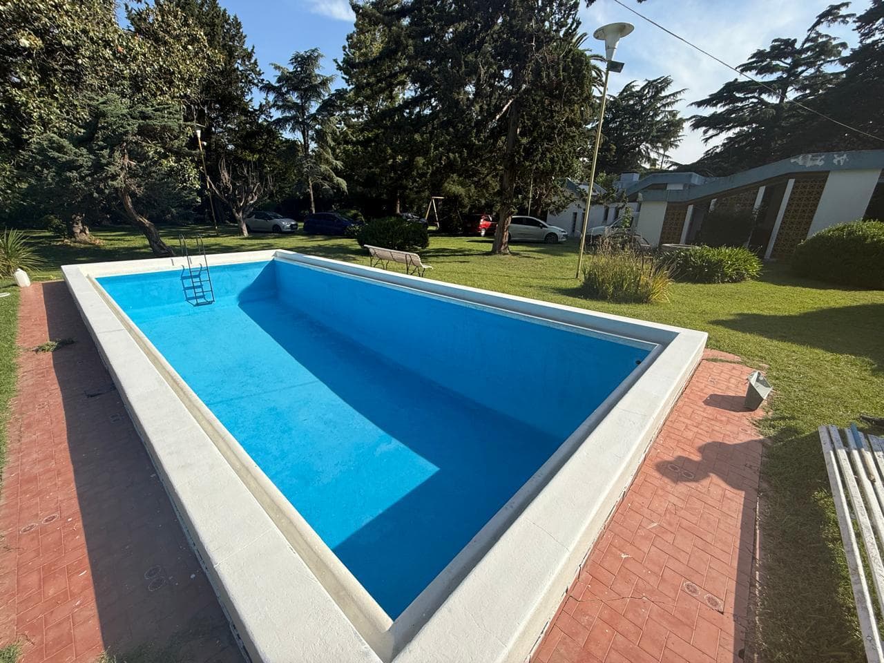 VENTA DE CASA QUINTA, 4 AMBIENTES CON PARRILLA, PARQUE, PILETA Y QUINCHO.