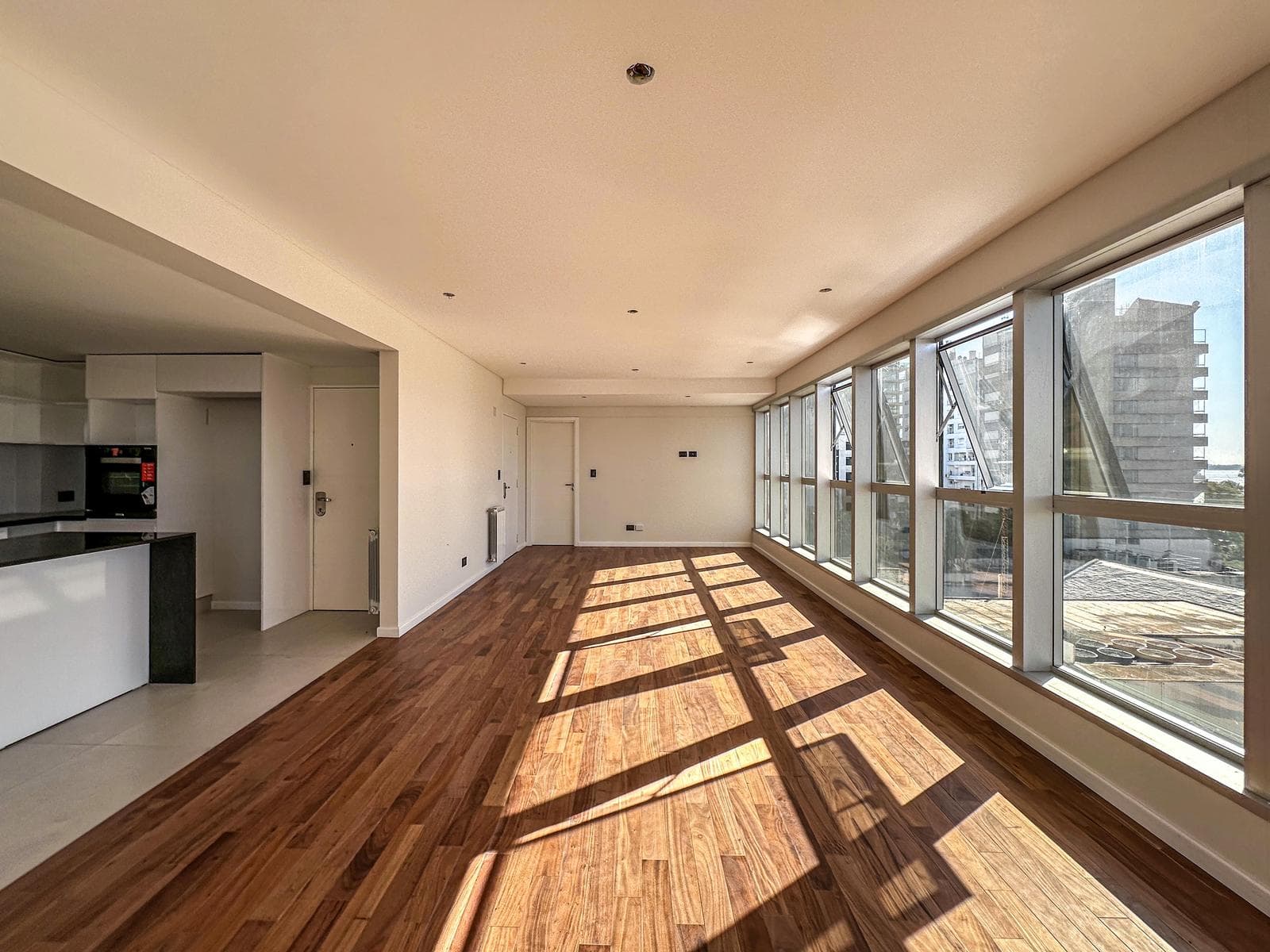 3-bedroom apartment with 2 parking spaces and a view of the river