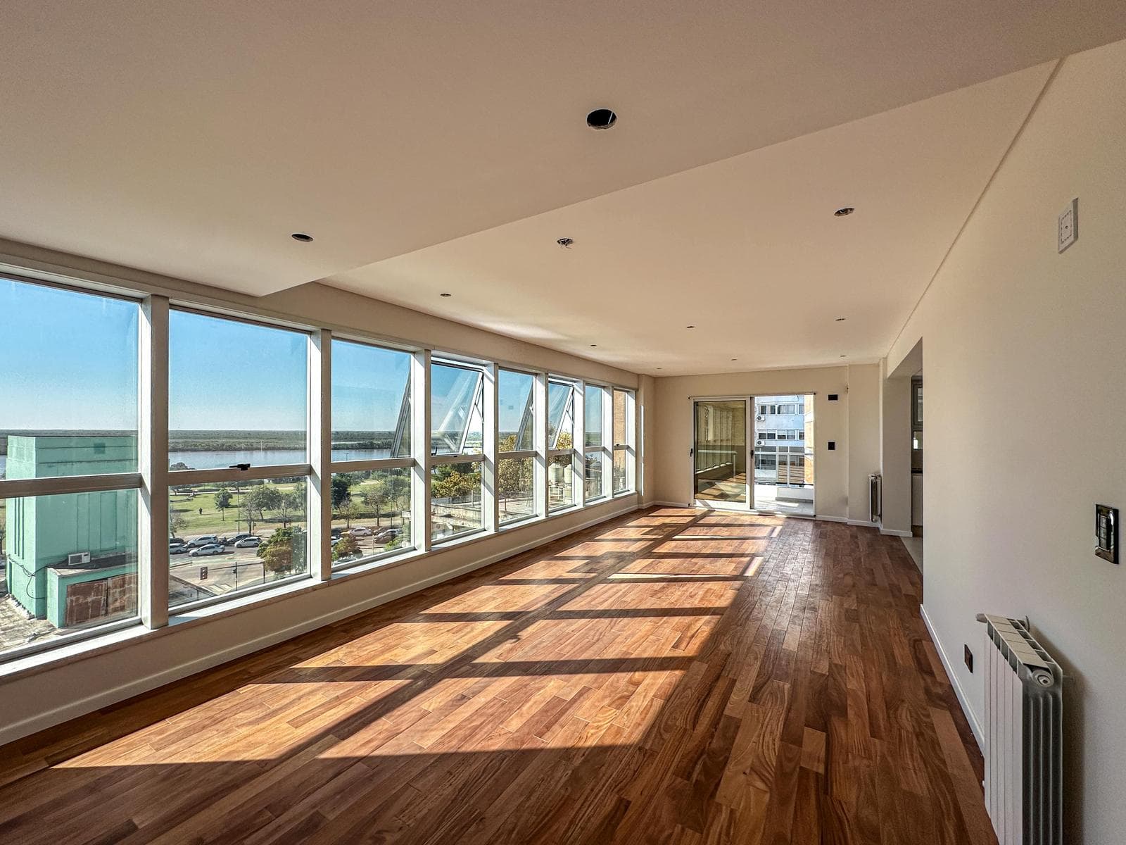 3-bedroom apartment with 2 parking spaces and a view of the river
