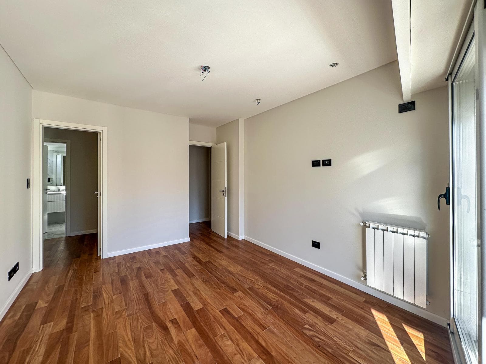 3-bedroom apartment with 2 parking spaces and a view of the river