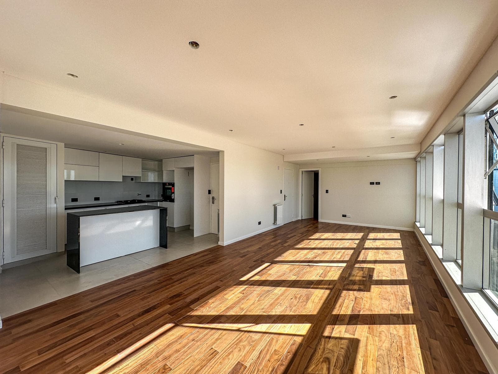 3-bedroom apartment with 2 parking spaces and a view of the river