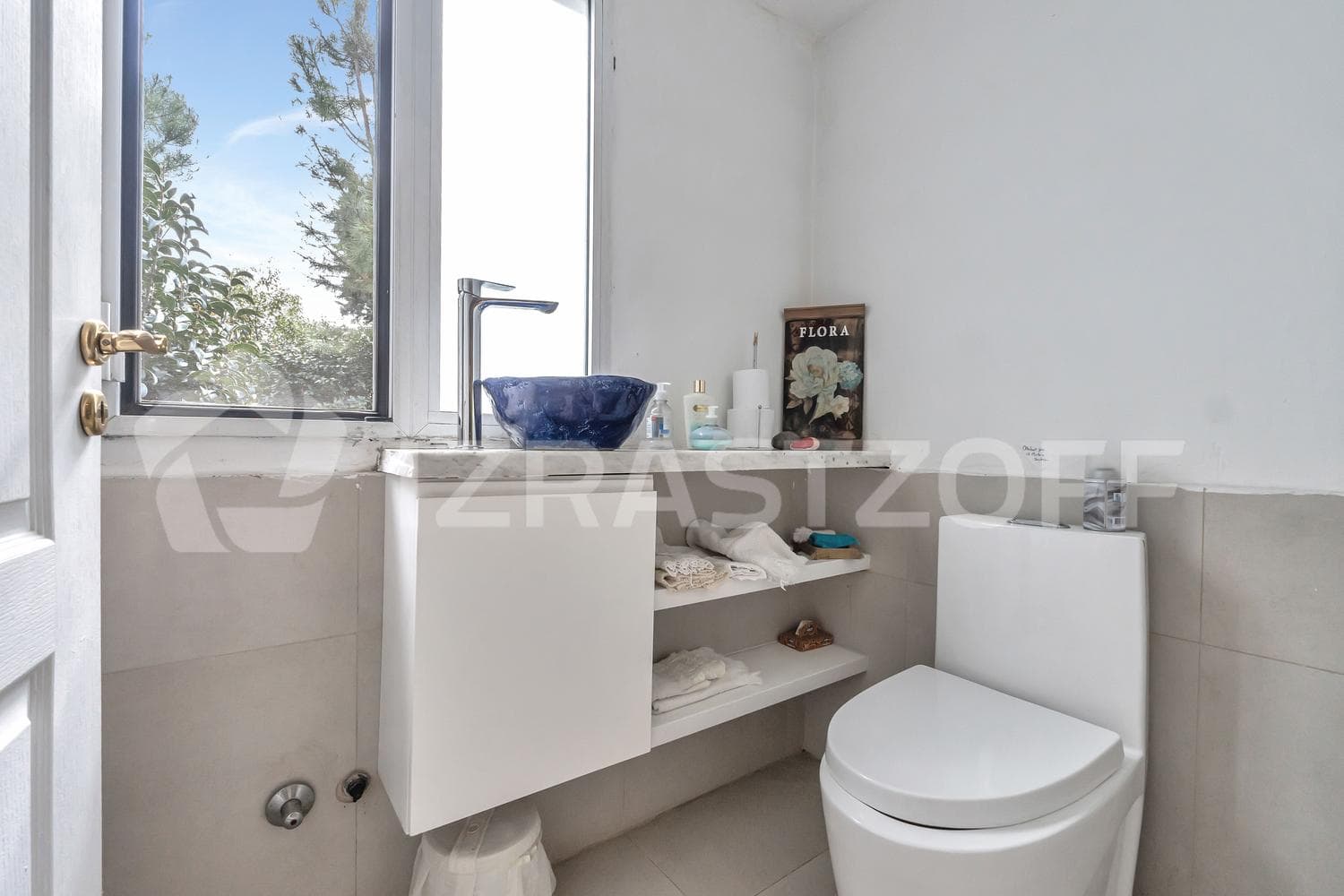 2-bedroom house for sale on an 803-square-meter lot in Los Lagartos Country Club