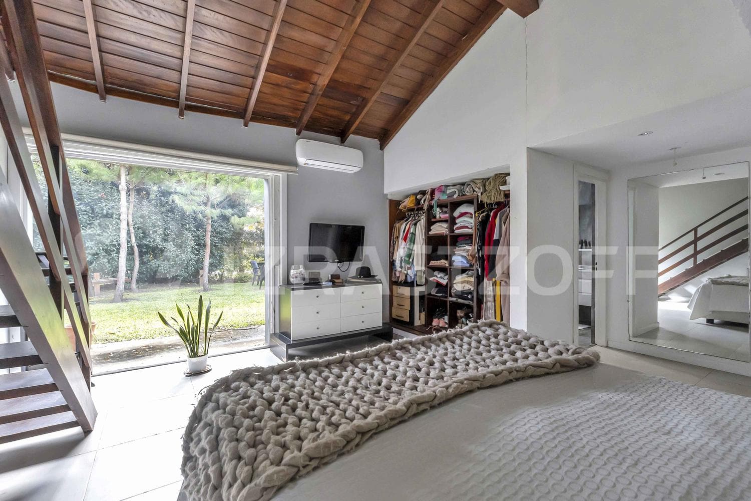 2-bedroom house for sale on an 803-square-meter lot in Los Lagartos Country Club