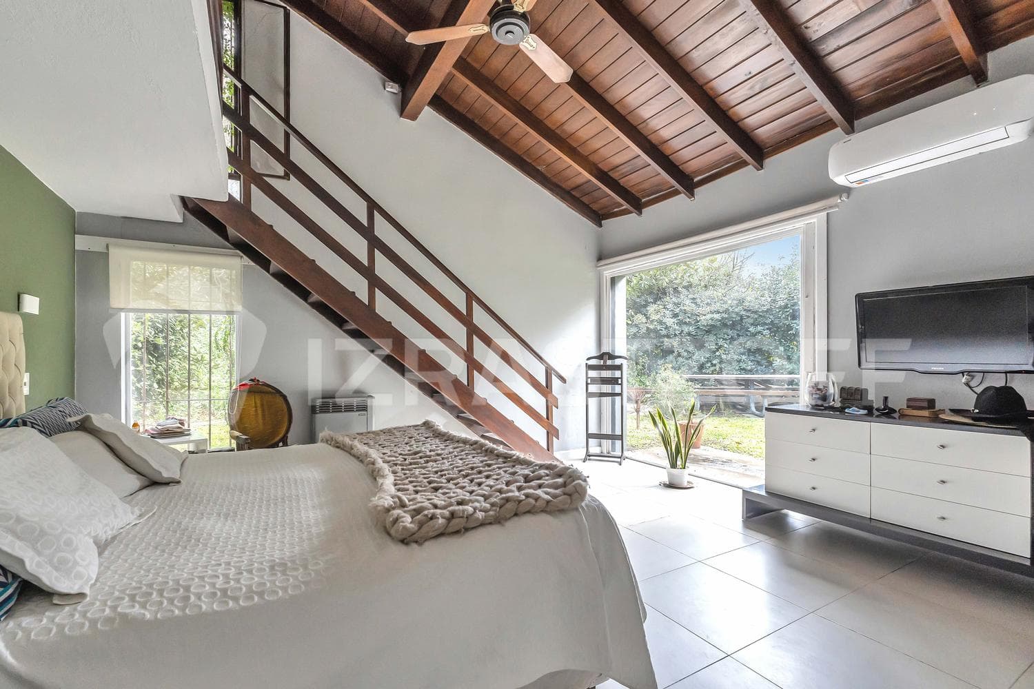 2-bedroom house for sale on an 803-square-meter lot in Los Lagartos Country Club