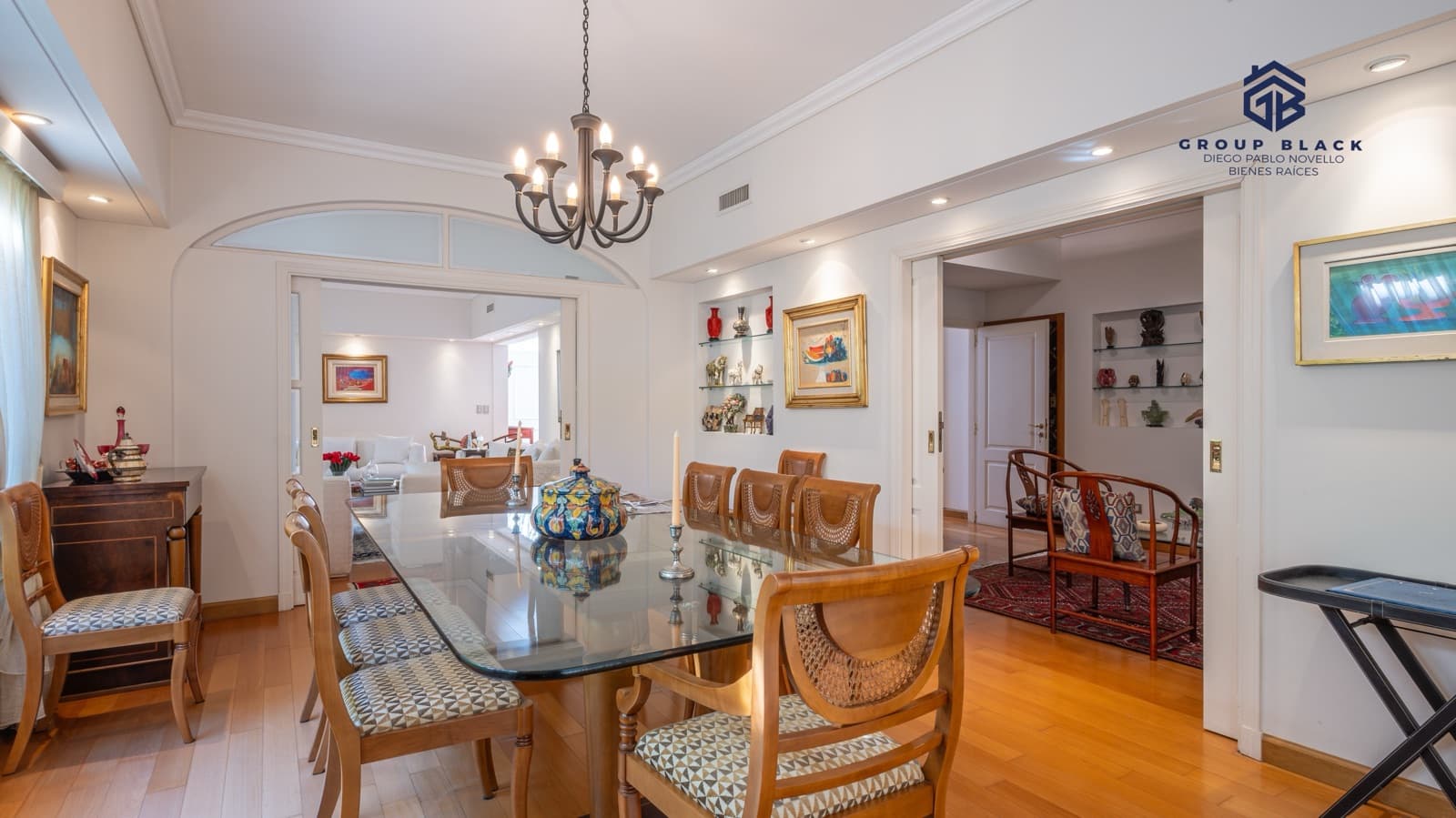 440 m² of floor space | 1,003 m² lot | 10 rooms | 2 parking spaces