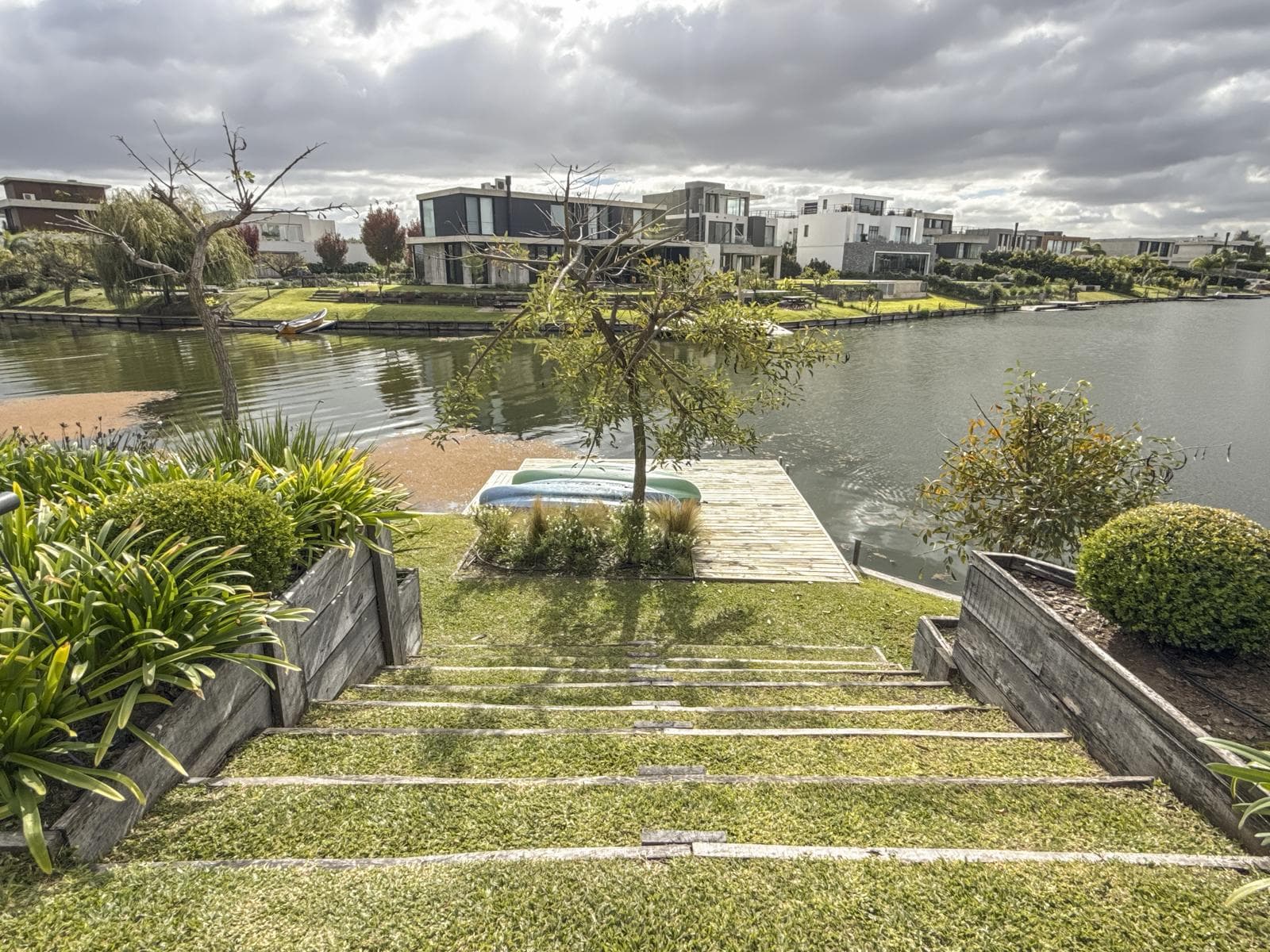 Lakefront home for sale, designed to let you enjoy the scenery of Virazon, 8 rooms (watch video)