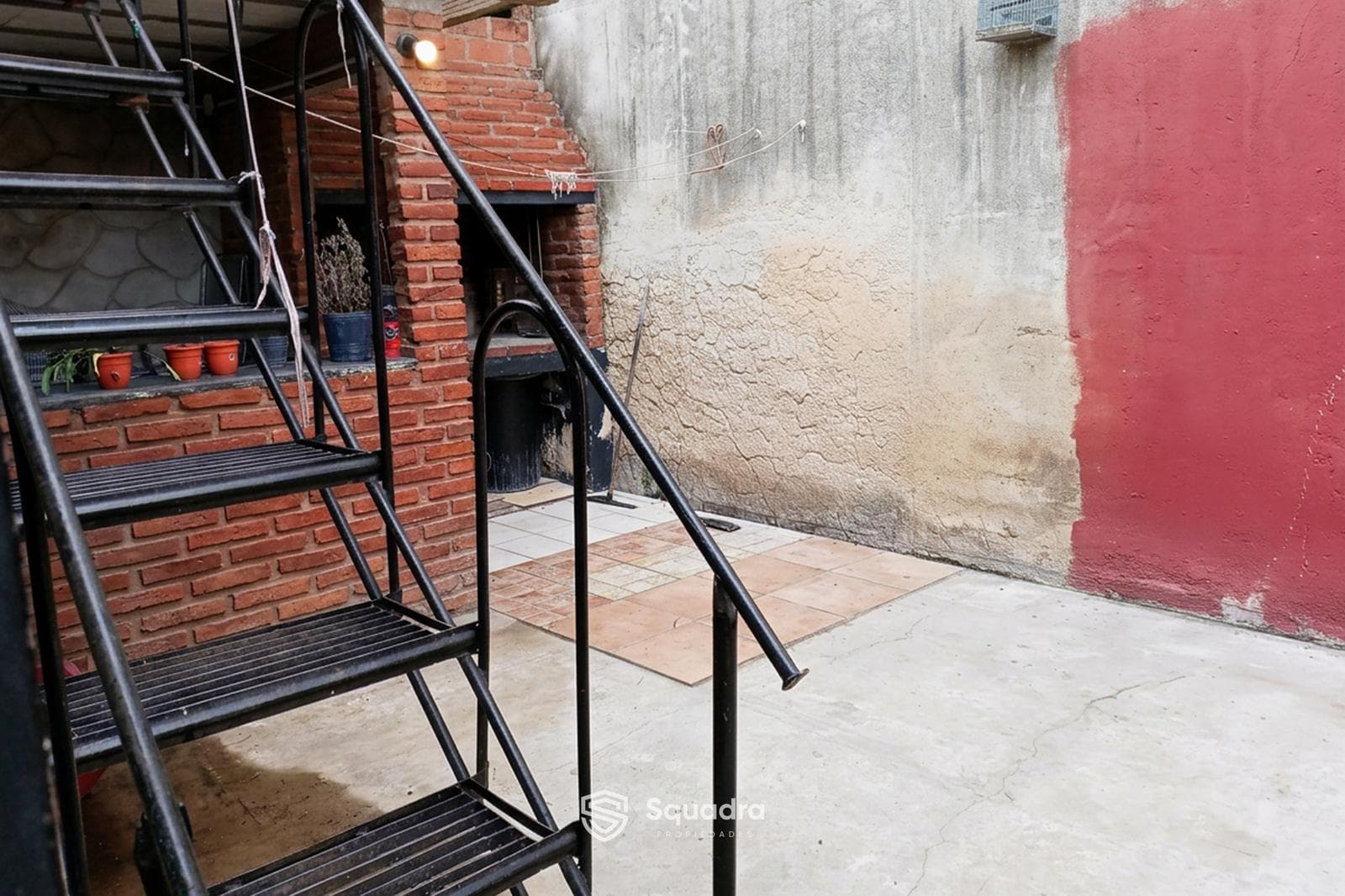 FOR SALE / TRADE - Two-bedroom house with a hallway and a multipurpose room. Patio with a barbecue. Azcuenaga, Rosario. QUALIFIES FOR A LOAN.