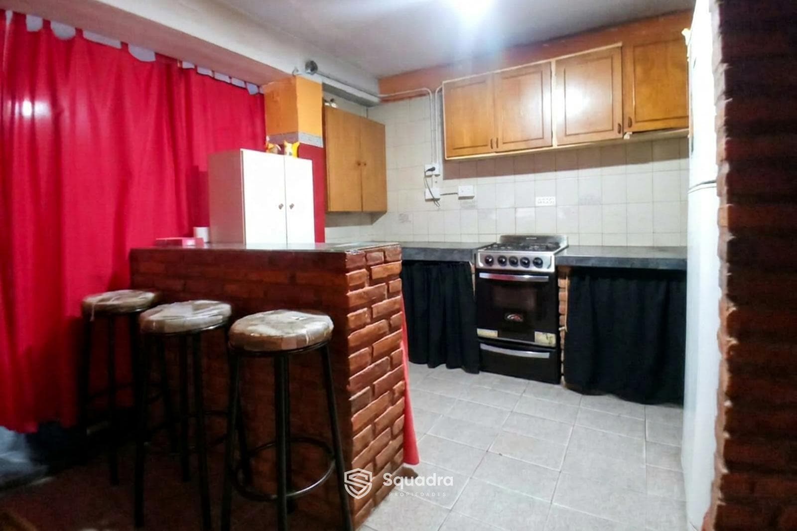 FOR SALE / TRADE - Two-bedroom house with a hallway and a multipurpose room. Patio with a barbecue. Azcuenaga, Rosario. QUALIFIES FOR A LOAN.