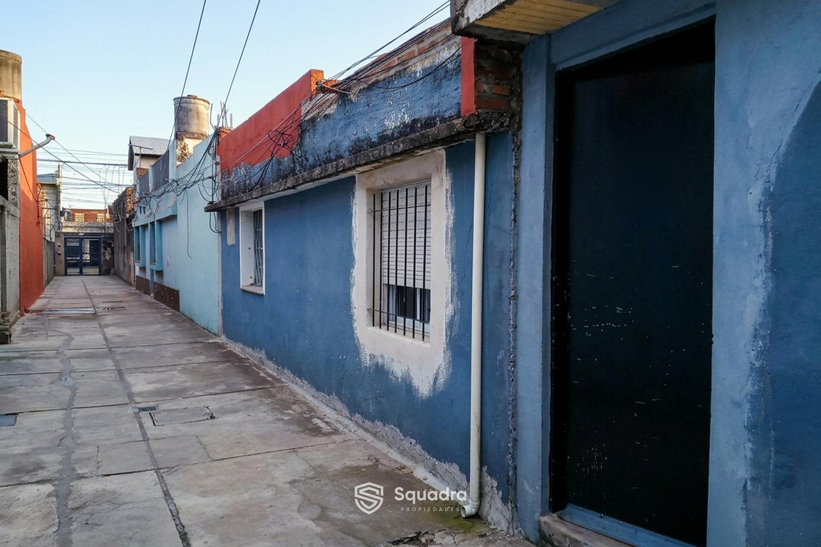 FOR SALE / TRADE - Two-bedroom house with a hallway and a multipurpose room. Patio with a barbecue. Azcuenaga, Rosario. QUALIFIES FOR A LOAN.